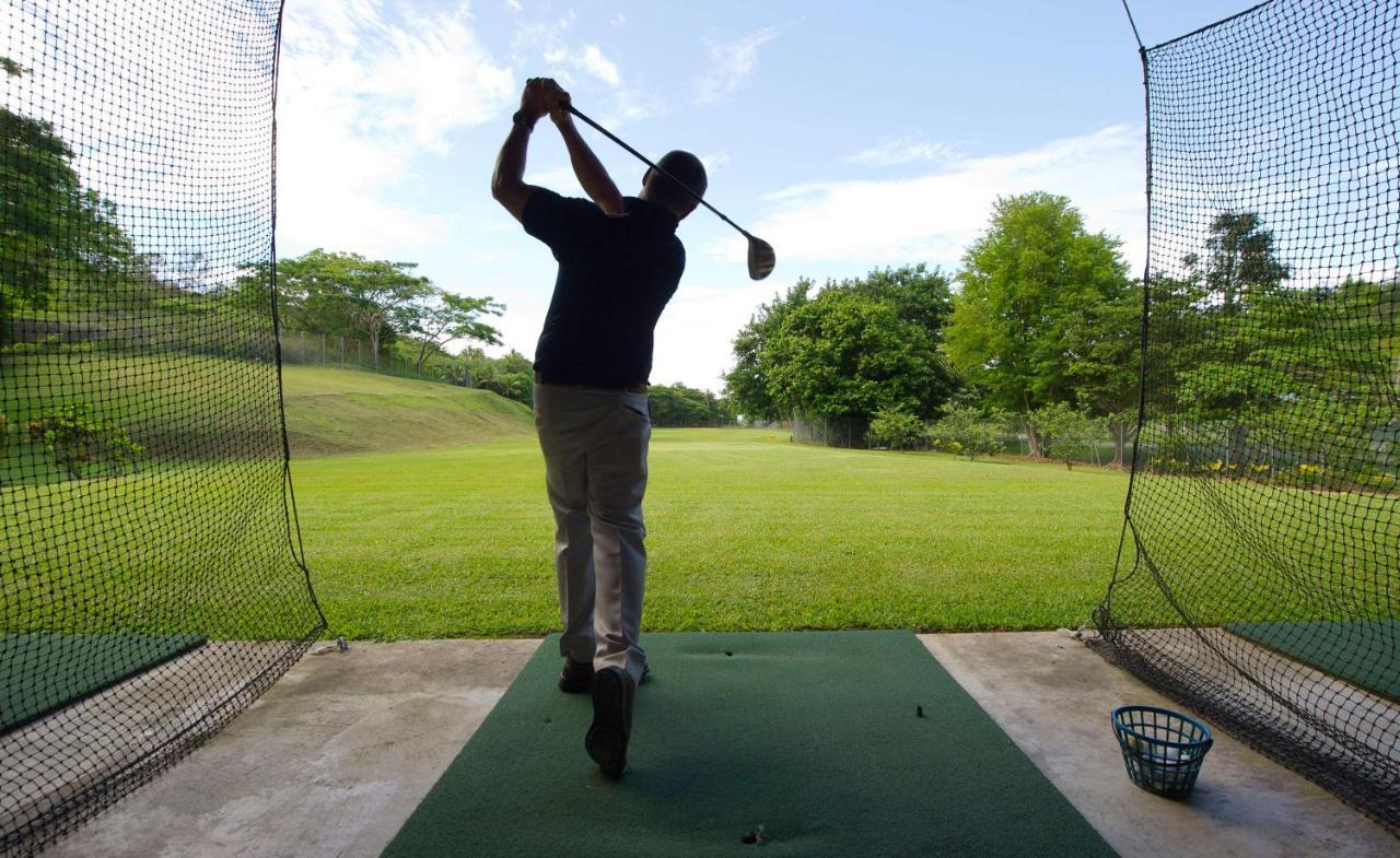 Outrigger Fiji Beach Resort Korotogo Exterior foto A golfer practicing at a driving range