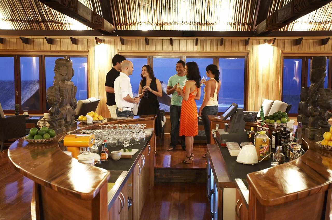 Outrigger Fiji Beach Resort Korotogo Exterior foto The interior of the restaurant